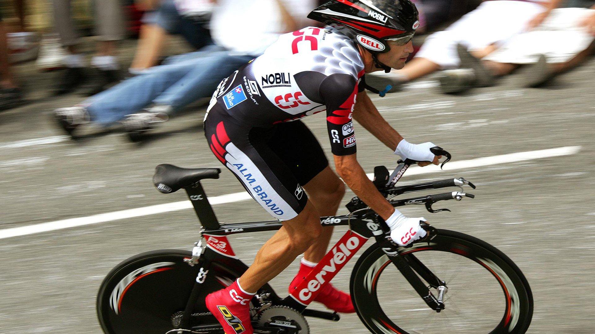 C罗梅开二度助葡萄牙大胜，欧洲杯预选赛再显王者风范